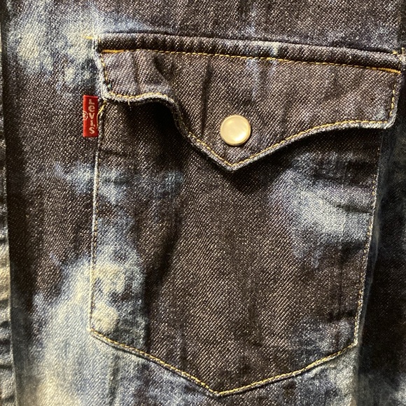 Levi’s button up - Picture 3 of 7